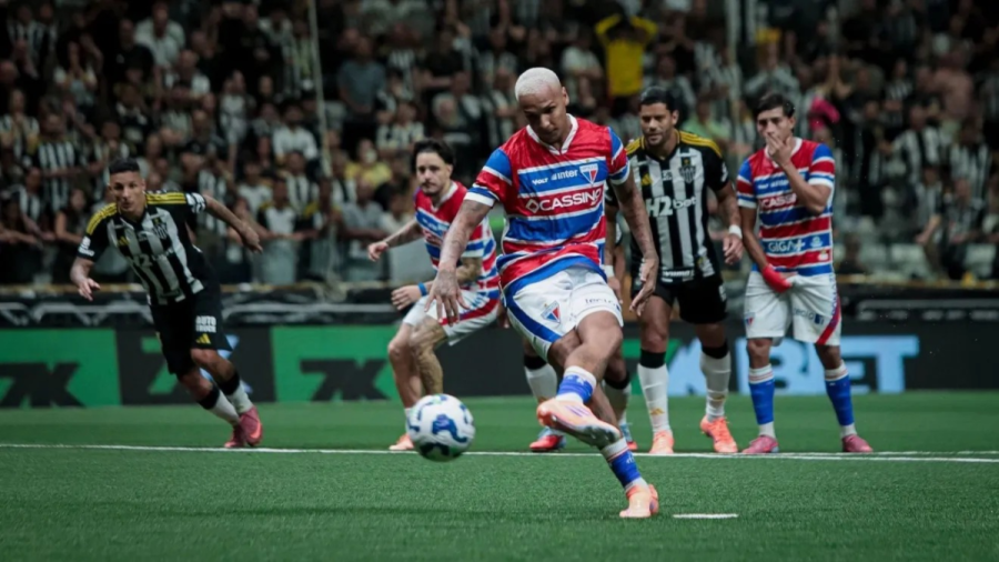 Com hat-trick de Deyverson, Fortaleza empata no fim e 'estraga' festa do Atlético-MG para Hulk