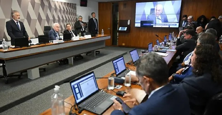 CCJ adia votação de PEC que tenta acabar com “punição premiada” no serviço público