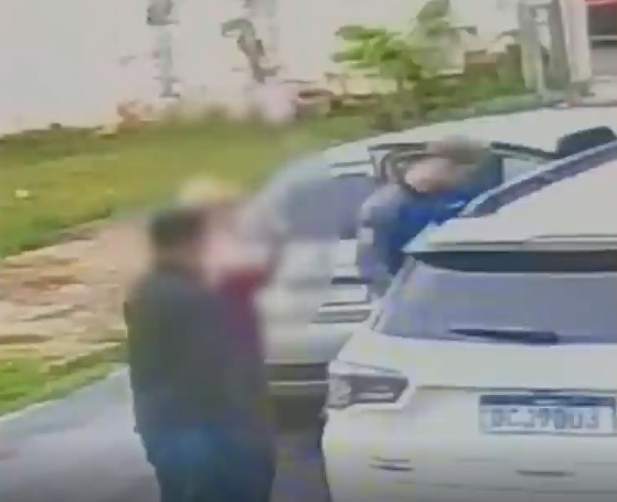 Vídeo: Casal é sequestrado e tem carro roubado em bairro de luxo de Cuiabá