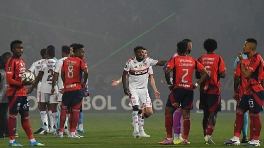 Torcedores invadem gramado e Conmebol cancela Independiente Medellín x Flamengo