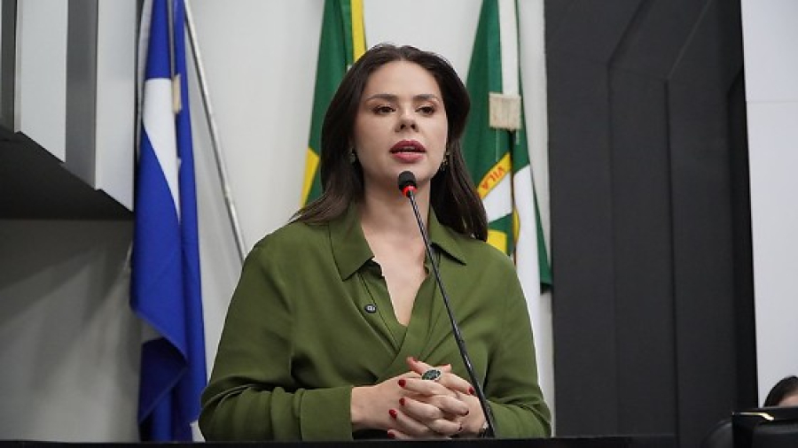 Michelly Alencar critica uso de termos neutros para incluir pessoas trans em materiais da saúde