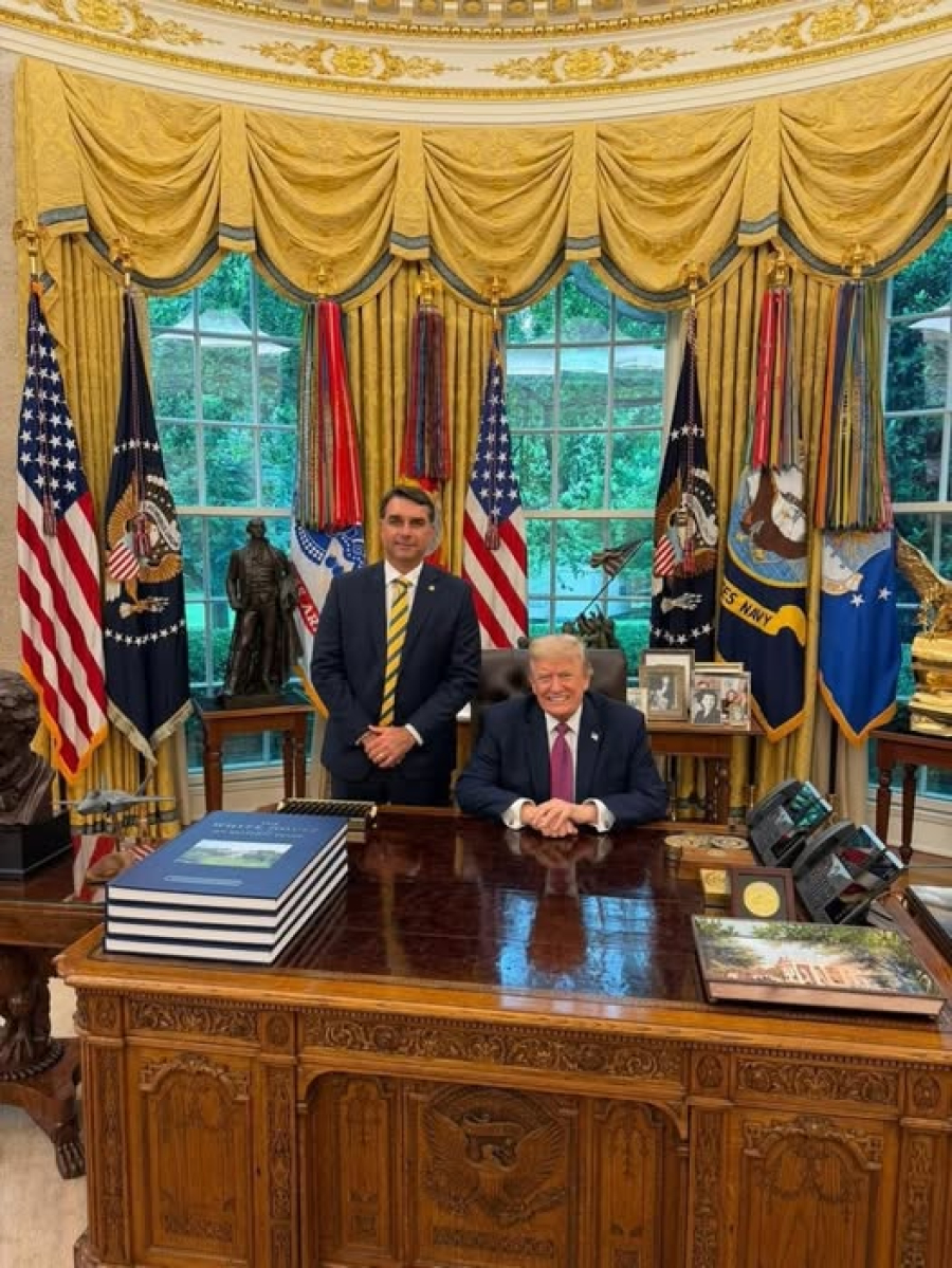 Flávio Bolsonaro é recebido por Trump na Casa Branca em meio à crise envolvendo Vorcaro e Banco Master