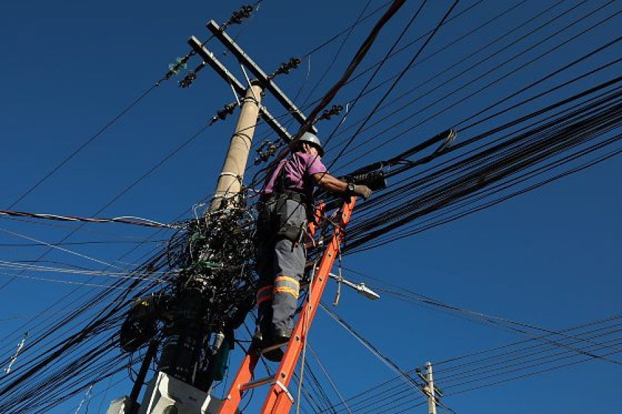 Operação remove mais de 1 km de cabos irregulares em avenida de Cuiabá