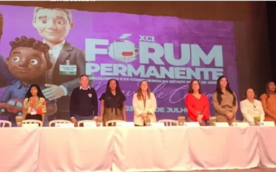 Promotora se revolta com oração em evento público: 