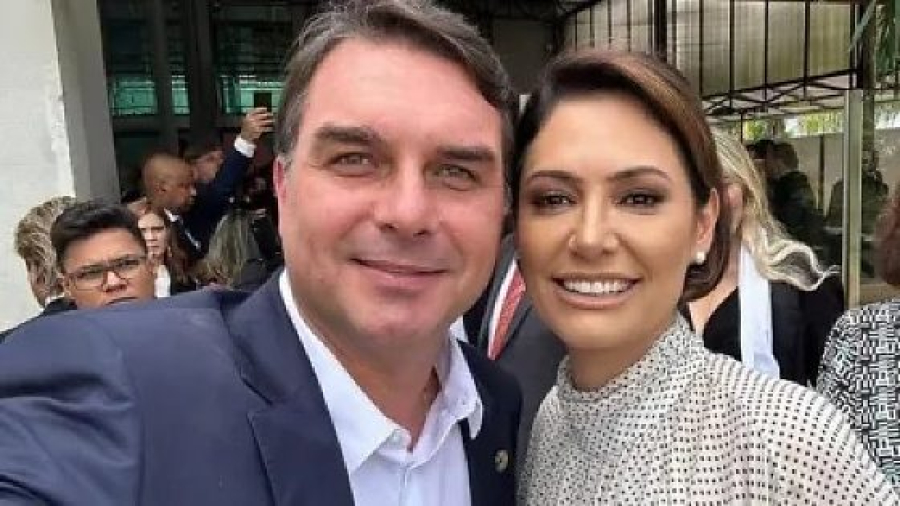 Michelle Bolsonaro põe fim à crise com Flávio e reafirma apoio
