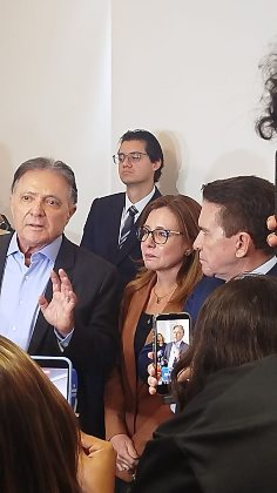 Flávia Moretti chora ao relatar crise bilionária e admite cortes na máquina pública para enfrentar dívida de precatórios