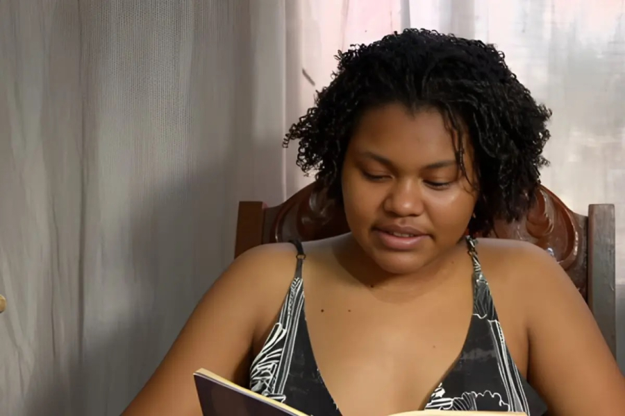 Adolescente de Cuiabá escreve livro durante luta da mãe contra o câncer e ganha destaque nacional