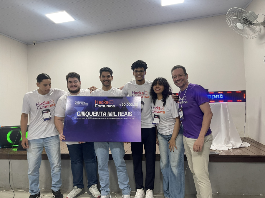 Equipe vence o HackaComunica formato inédito de hackathon dedicado ao desenvolvimento de campanha com prêmio de 50 mil.