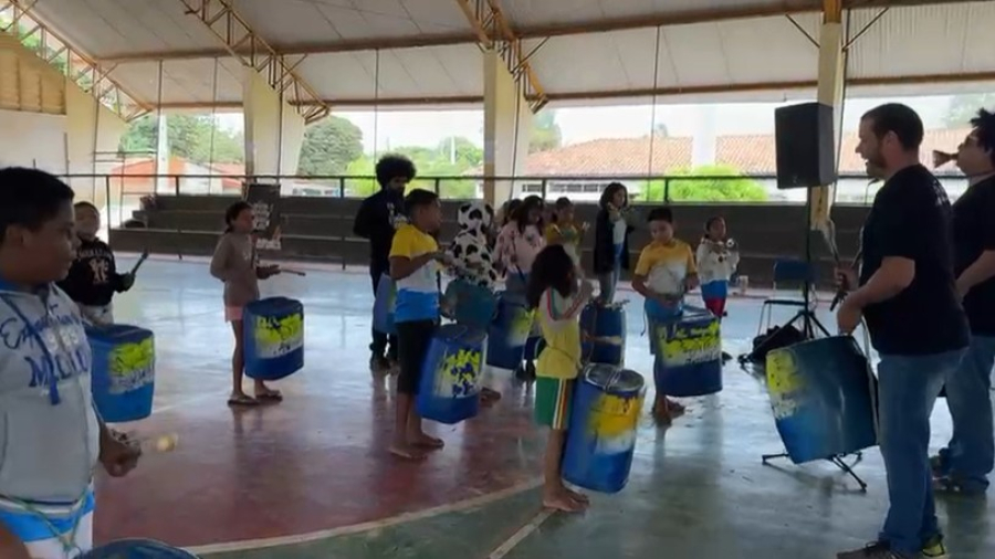 Sucata vira música e emoção na estreia da primeira Orquestra de Sucata de MT
