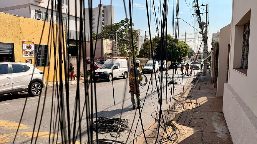 Operação retira 200 metros de fios irregulares na Av. Barão de Melgaço