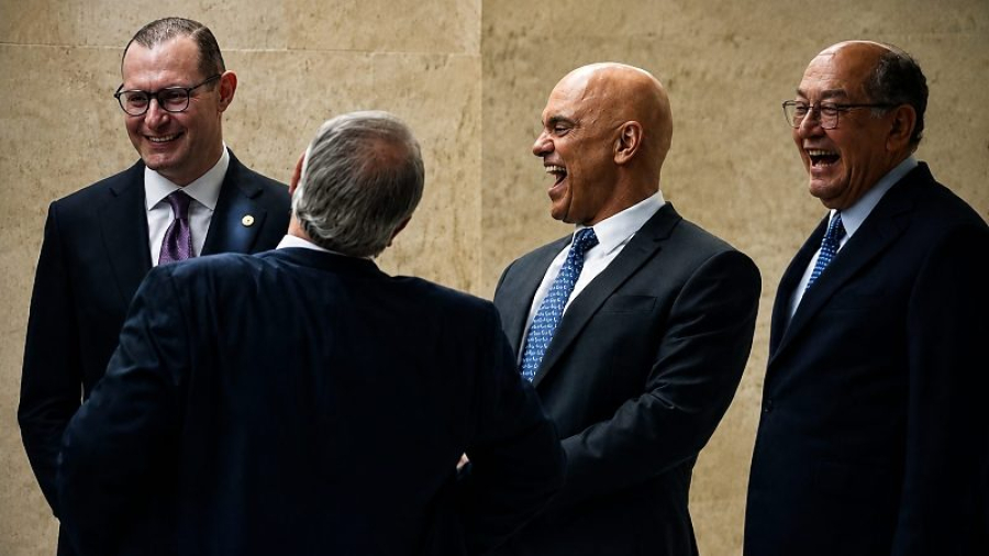 Em meio a maior crise institucional e de imagem da história do STF, ministros são flagrados às gargalhadas