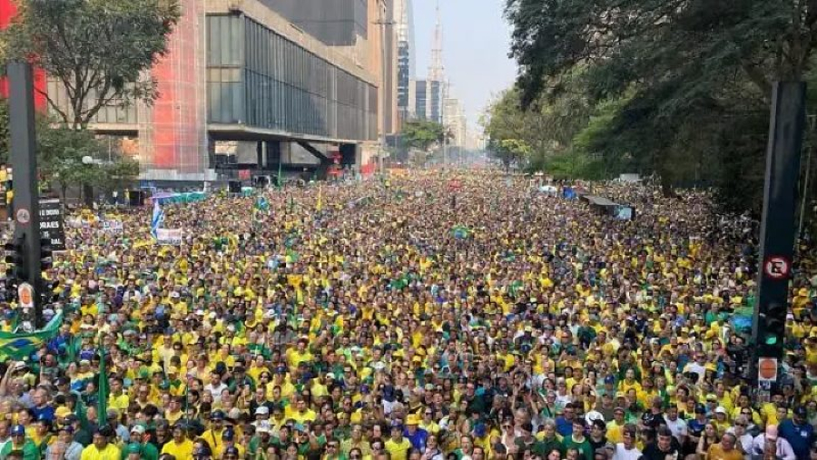 Avenida Paulista é tomada por milhares de manifestantes exigindo impeachment de Alexandre de Moraes