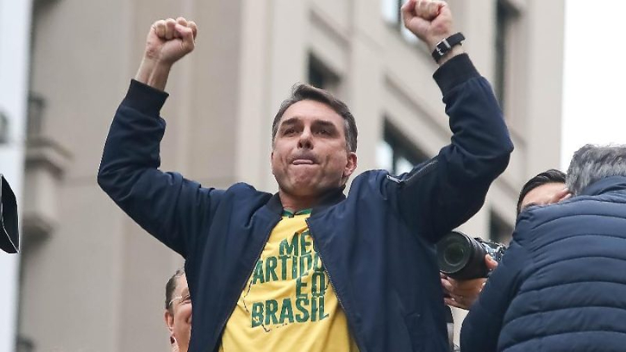 Flávio Bolsonaro é ovacionado ao chegar na Avenida Paulista lotada; veja o momento 