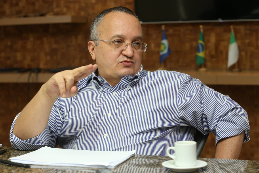 Taques aciona PGR para pedir prisão de Mauro Mendes por quebra de cautelar e suposta milícia digital