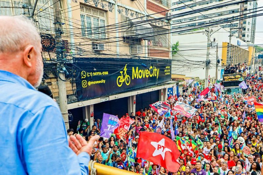 Lula cobra participação de idosos nas eleições: “Levanta a bunda e vai votar”