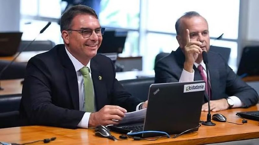 Flávio Bolsonaro almoça com cúpula da Globo horas antes de sabatina no JN